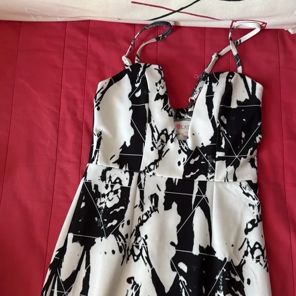 Elegant Black and White Abstract Dress - Picture 2 of 4